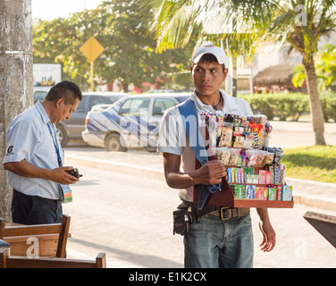 Street Candy fornitore. Un giovane uomo cammina sulla strada principale di Tulum offre caramelle in vendita. Il dessert chiunque? Foto Stock