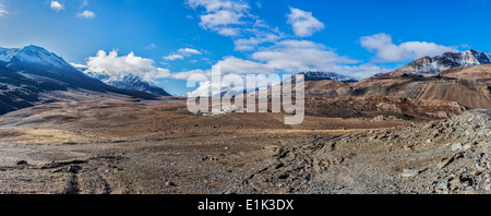 Panorama paesaggio himalayano in Himalaya vicino Baralacha La pass. Himachal Pradesh, India Foto Stock