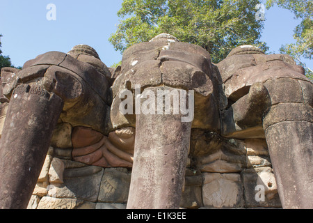 La terrazza degli elefanti è parte delle mura di cinta della città di Angkor Thom, una rovina complesso tempio di Angkor, Siem Reap, Cambogia. Foto Stock
