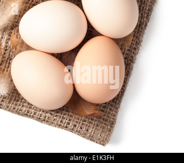 Uova fresche su tela di lino. Vista superiore Foto Stock