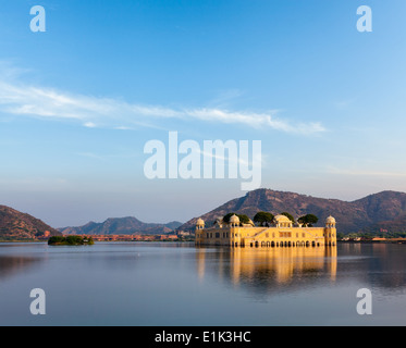 Rajasthan landmark - Jal Mahal (acqua Palace) sull'uomo Sagar lago sul tramonto. Jaipur, Rajasthan, India Foto Stock