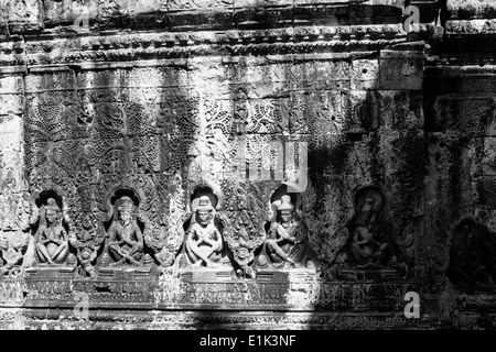 Preah Khan, il significato di "acred spada", è un enorme, altamente esplorabili complesso monastico in Angkor, pieno di sculture e passaggi. Foto Stock