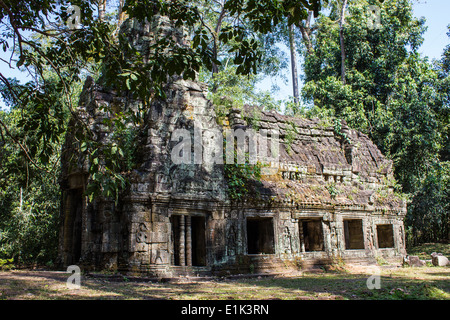 Preah Khan, il significato di "acred spada", è un enorme, altamente esplorabili complesso monastico in Angkor, pieno di sculture e passaggi. Foto Stock