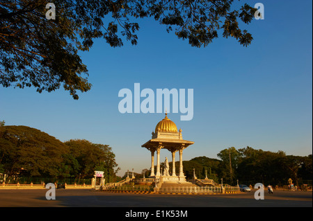 India, Karnataka, Mysore, nuova statua cerchio Foto Stock