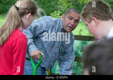 Chris Collins , Blu Pietro giardiniere , a Holmeswood Scuola metodista Foto Stock