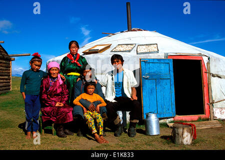 La famiglia al di fuori del loro yurt nel nord della Mongolia Foto Stock