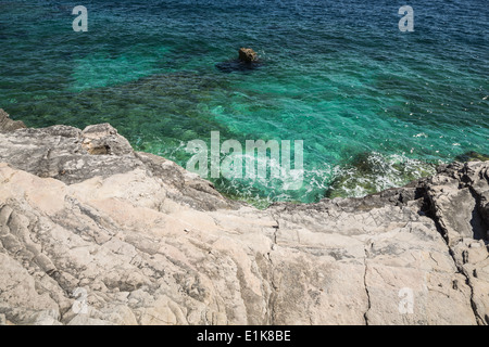 Spiaggia rocciosa a Pola, Croazia, mare Adriatico. Foto Stock