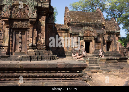 Il Banteay Srei è una bella 10esimo secolo tempio indù in Cambogia. Costruito con pietra arenaria rossa, che raffigura gli intricati intarsi. Foto Stock