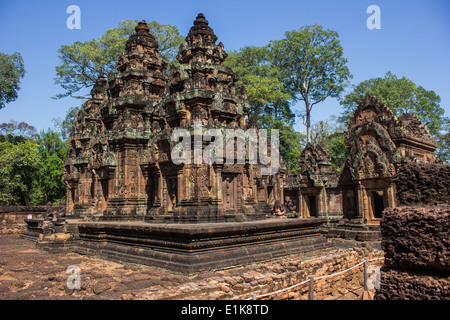 Il Banteay Srei è una bella 10esimo secolo tempio indù in Cambogia. Costruito con pietra arenaria rossa, che raffigura gli intricati intarsi. Foto Stock