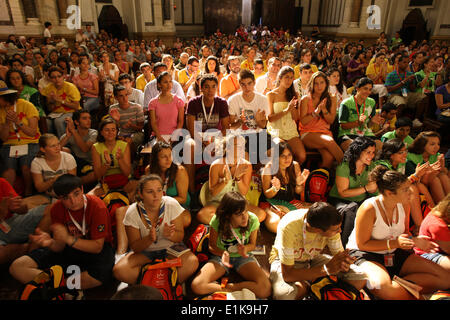 La gioventù ascoltando la dottrina cattolica insegnamento durante la Giornata Mondiale della Gioventù Foto Stock