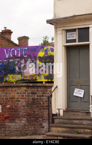 Il UKIP Cartellone elettorale soggetto ad atti vandalici da graffiti in Framlingham, Suffolk,con segni sulle case adiacenti " lettura non il nostro segno". Foto Stock