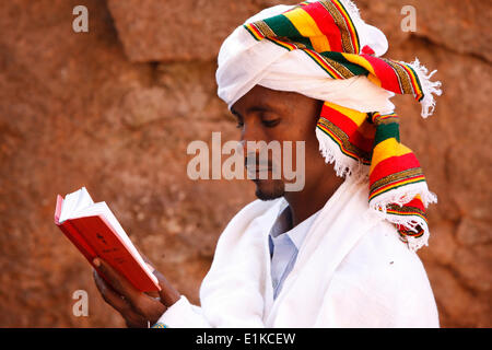 Lettura fedele al di fuori di una chiesa a Lalibela Foto Stock