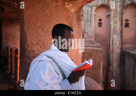 Lettura fedele al di fuori scommessa Gabriel-Rufa el (casa di Gabriel & Raffaello) Chiesa, Lalibela Foto Stock