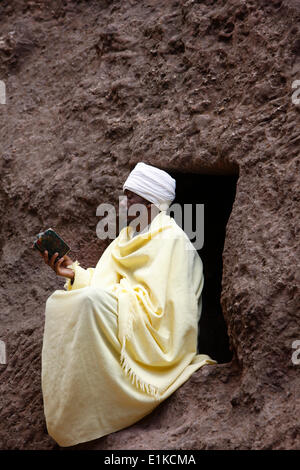 Lettura fedele al di fuori di una chiesa a Lalibela Foto Stock