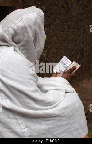 Lettura fedele al di fuori Bieta Ghiorghis (Saint George's House) Chiesa di Lalibela Foto Stock