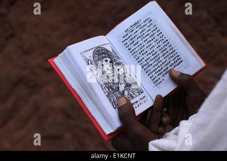 Lettura credente scritture al di fuori di una chiesa di Lalibela Foto Stock