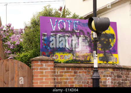 Il UKIP Cartellone elettorale soggetto ad atti vandalici da graffiti in Framlingham, Suffolk,con segni sulle case adiacenti " lettura non il nostro segno". Foto Stock