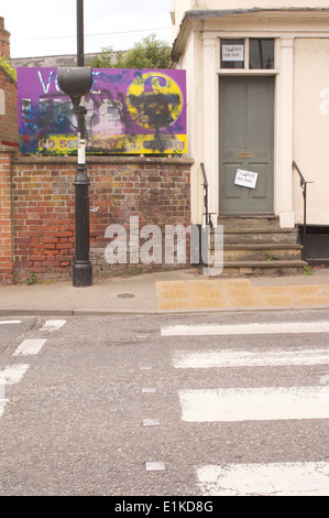 Il UKIP Cartellone elettorale soggetto ad atti vandalici da graffiti in Framlingham, Suffolk,con segni sulle case adiacenti " lettura non il nostro segno". Foto Stock