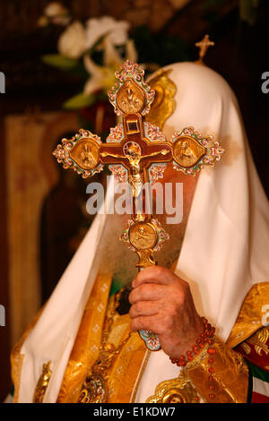 Mosca il patriarca ortodosso Alessio II tenendo un crocifisso Foto Stock