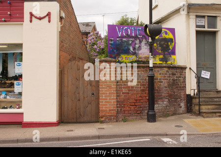Il UKIP Cartellone elettorale soggetto ad atti vandalici da graffiti in Framlingham, Suffolk,con segni sulle case adiacenti " lettura non il nostro segno". Foto Stock