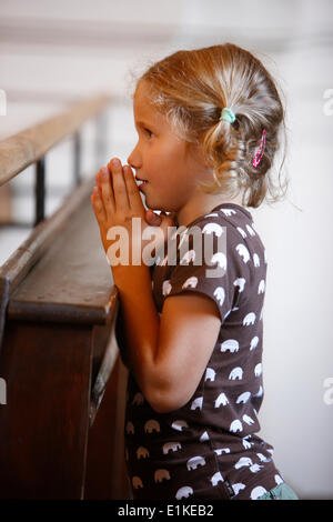 Ragazza pregando in Saint-Nicolas de VŽroce chiesa Foto Stock