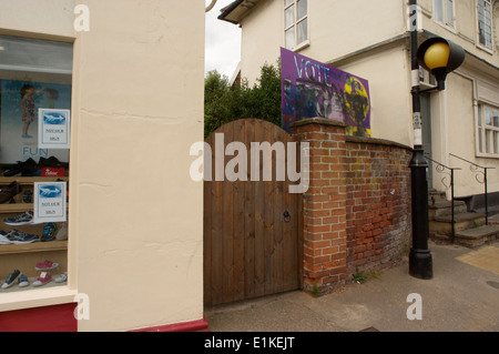 Il UKIP Cartellone elettorale soggetto ad atti vandalici da graffiti in Framlingham, Suffolk,con segni sulle case adiacenti " lettura non il nostro segno". Foto Stock