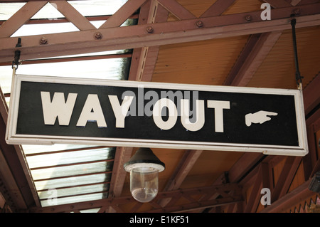 Vie di uscita segno appeso nel foyer del moor street stazione ferroviaria, Birmingham, Inghilterra, Regno Unito, Europa occidentale. Foto Stock