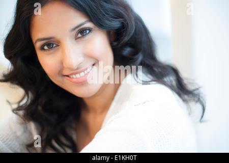 Modello rilasciato il ritratto di una donna sorridente. Foto Stock