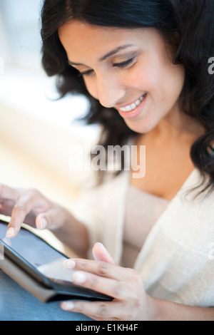 Modello rilasciato il ritratto di una donna con una tavoletta digitale. Foto Stock