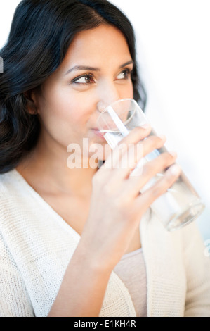 Modello rilasciato il ritratto di una donna di bere un bicchiere d'acqua. Foto Stock