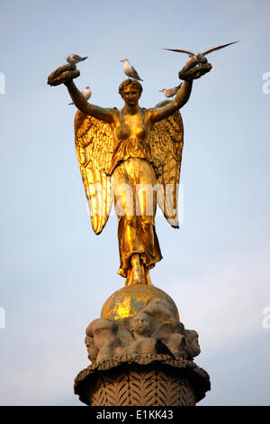Chatelet colonna statua : ANGELO azienda due corone Foto Stock