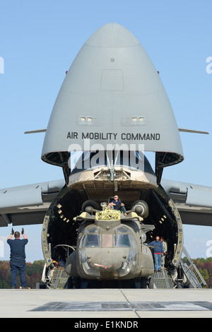 Stati Uniti Avieri scaricare un esercito CH-47 elicottero Chinook da una forza aerea C-5 Galaxy aeromobile assegnati alla 436th Airlift Wing Oc Foto Stock