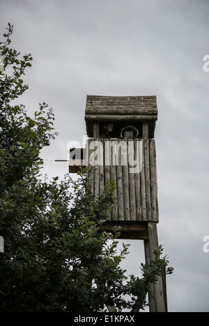 Campo di prigionia della torre di vedetta sul display a Eden Camp Modern History Theme Museum Foto Stock