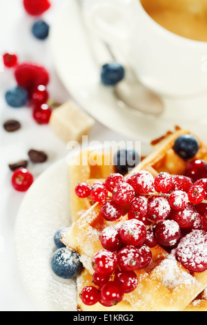 La prima colazione : cialde con frutti di bosco freschi e caffè Foto Stock