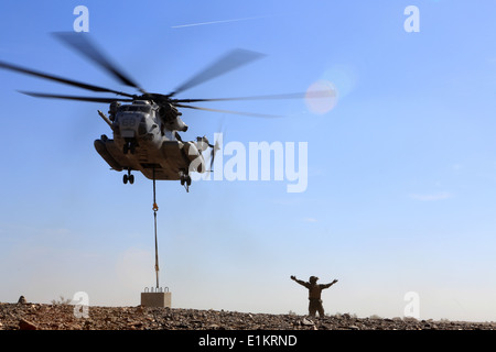 Stati Uniti Marine Corps CH-53E Super Stallion elicottero con Marine elicottero pesante Squadron 466 (HMH-466), Marine Aircraft Group 1 Foto Stock