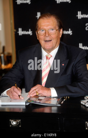 Libro firma,legame,migliori ,colpo alla testa,l'attore,BRITISH,BOND sul legame,FILM,TV, stadio,,Sir Roger Moore libro 'Bond su Bond' bond James Bond 007 migliori<harrods londonactor, Foto Stock