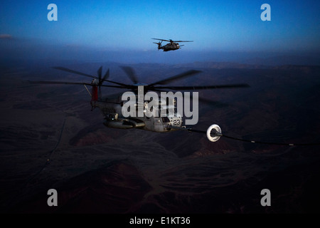 Un U.S. Marine Corps CH-53E Super Stallion elicottero riceve il carburante da una forza aerea HC-130J contro il re II aeromobili durante l'aer Foto Stock