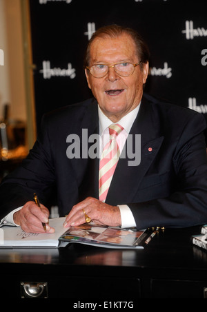 Libro firma,legame,migliori ,colpo alla testa,l'attore,BRITISH,BOND sul legame,FILM,TV, stadio,,Sir Roger Moore libro 'Bond su Bond' bond James Bond 007 migliori<harrods londonactor, Foto Stock