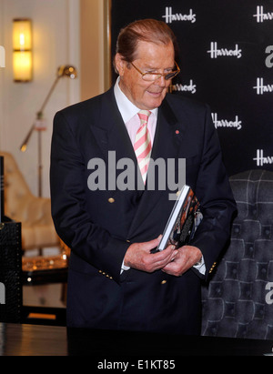 Libro firma,legame,migliori ,colpo alla testa,l'attore,BRITISH,BOND sul legame,FILM,TV, stadio,,Sir Roger Moore libro 'Bond su Bond' bond James Bond 007 migliori<harrods londonactor, Foto Stock