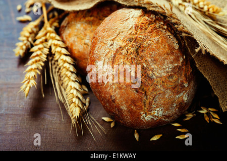 Pane appena sfornato sul tavolo di legno Foto Stock