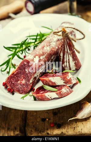 Salame e vino rosso Foto Stock