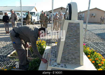 Il vice Segretario della Difesa Ash Carter, primo piano, segue la tradizione e lascia la sua moneta personale presso la sede centrale per la regi Foto Stock