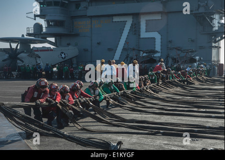 Stati Uniti I marinai impostare barriere come parte di un trapano per barricata sul ponte di volo della portaerei USS Harry Truman (CVN 7 Foto Stock