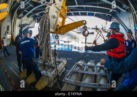 Stati Uniti I marinai a bordo della portaerei USS George Washington (CVN 73) preparare munizioni per il trasporto di carichi secchi nave noi Foto Stock