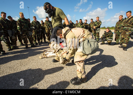 Stati Uniti Marine Corps Staff Sgt. Brian Smith e Cpl. Matteo Ahn, sia chimici, biologici, radiologici e nucleari specialisti Foto Stock