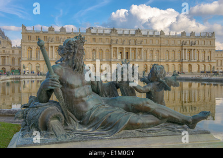 Versailles Chateau, statua e vista sulla fontana vicino a Parigi, Francia Foto Stock