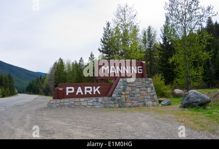 Segno per segnare l'entrata di Manning Park, un parco provinciale in British Columbia, Canada Foto Stock