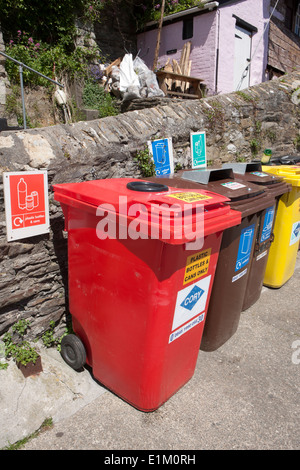 Colorate Scomparti di riciclaggio in banchina in cornish villaggio sul mare di Mevagissey Foto Stock