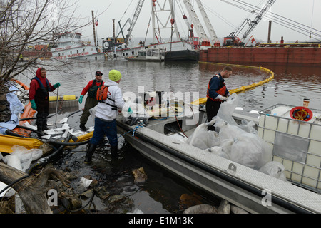 Stati Uniti Coast Guard cleanup equipaggi assegnato al settore USCG alto Mississippi opera una sezione di contenuto olio che fuoriesce nel M Foto Stock