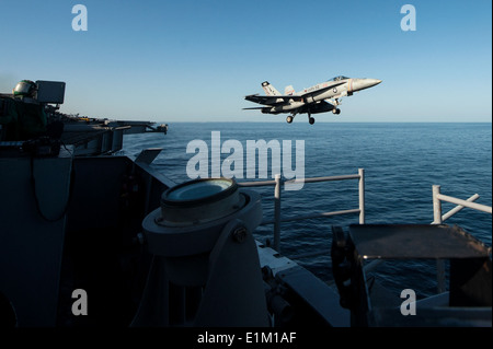 Un U.S. Marine Corps F/A-18C Hornet aeromobile assegnati alle Marine Fighter Attack Squadron (VMFA) 312 si toglie dal volo dec Foto Stock